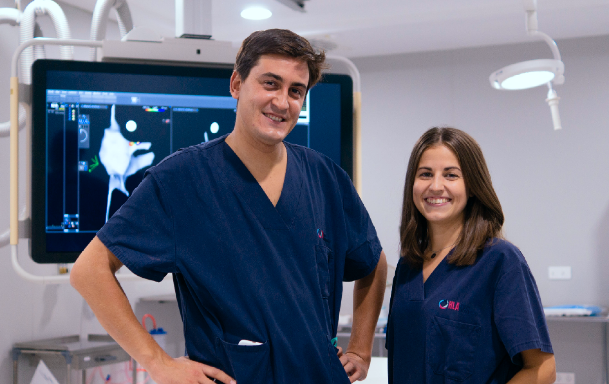 Doctor con enfermera delante de radiografia